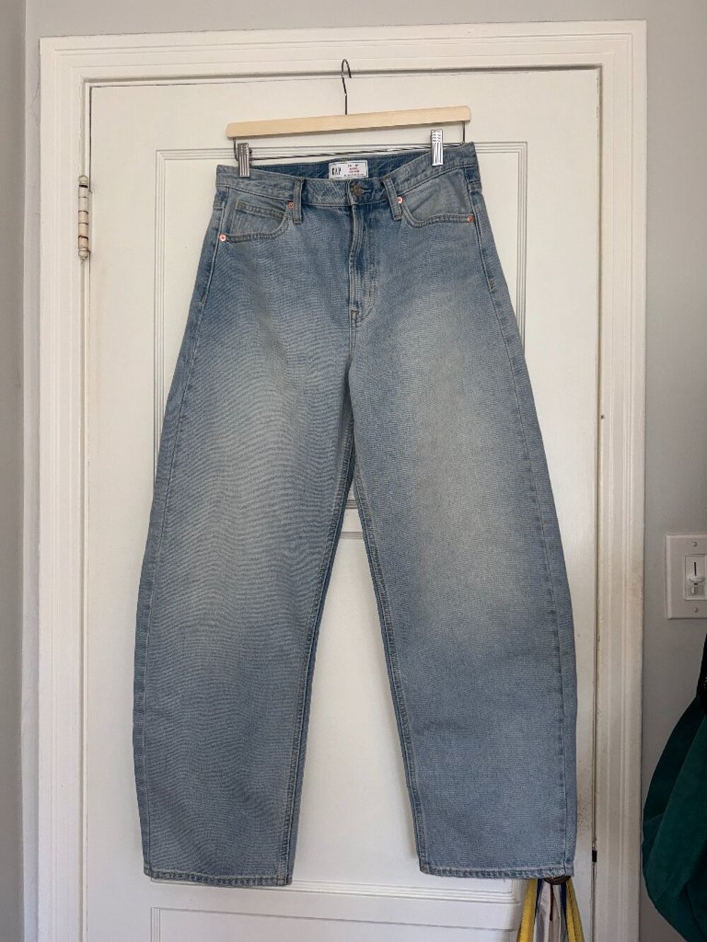 GAP High Rise Barrel Jeans NWOT (Light Wash, size 29)